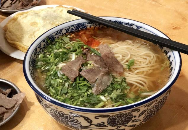 B01 Hand-Pulled Noodle with Beef 招牌兰州牛肉拉面